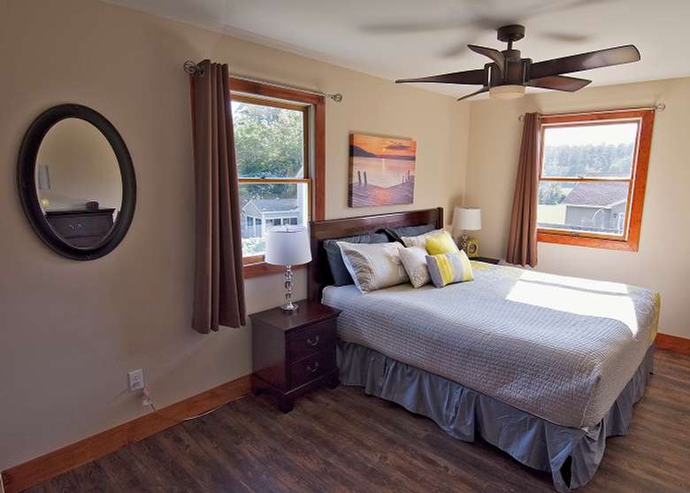 queen sized bed underneath a ceiling fan